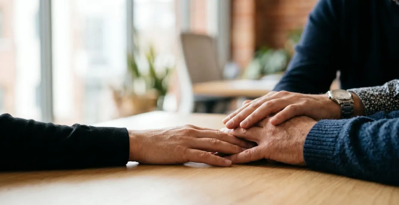 Représentation du rôle central de l'humain dans la sécurité numérique d'entreprise